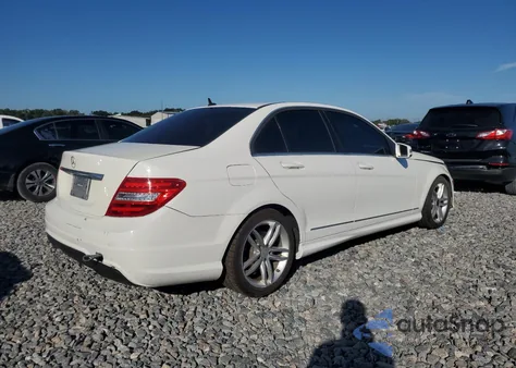 2014 Mercedes-Benz C 250 z USA, uszkodzony, nr VIN WDDGF4HB9EA929508